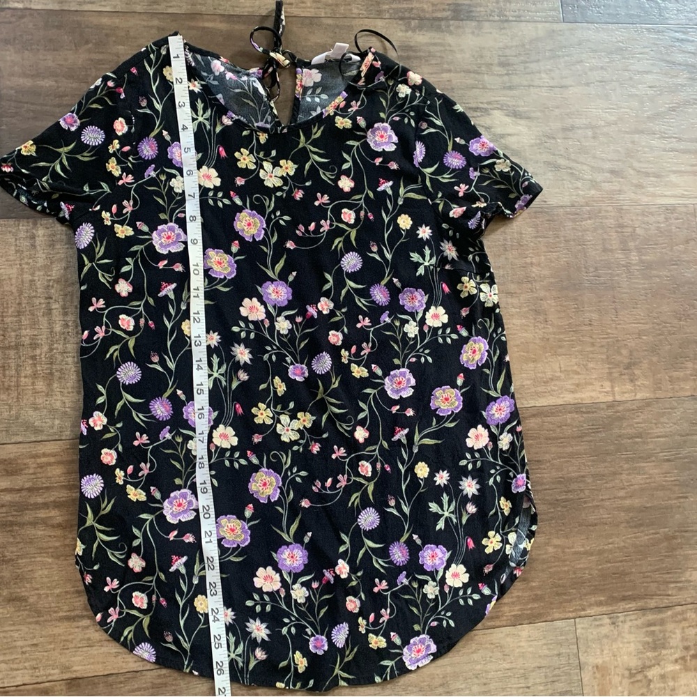 LC Lauren Conrad floral top round hem key hole back - Picture 9 of 10